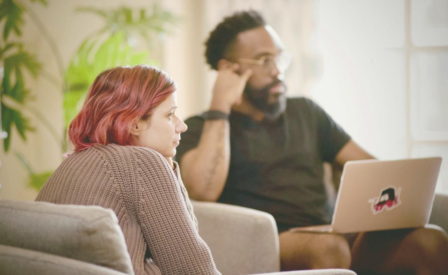 Studente che apprende le tecniche fotografiche fondamentali con attrezzatura professionale