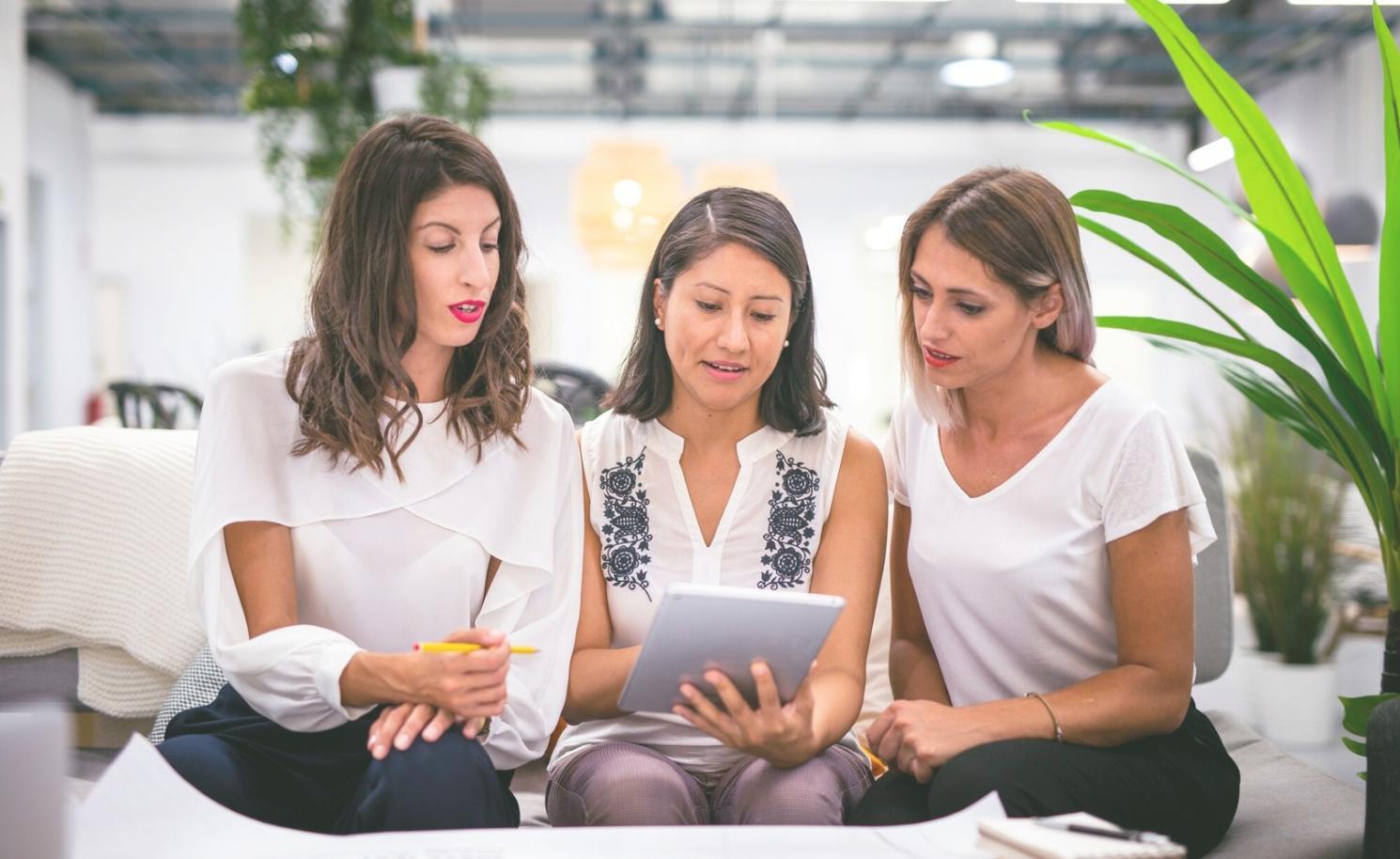 Studenti durante una sessione pratica di fotografia all'aperto